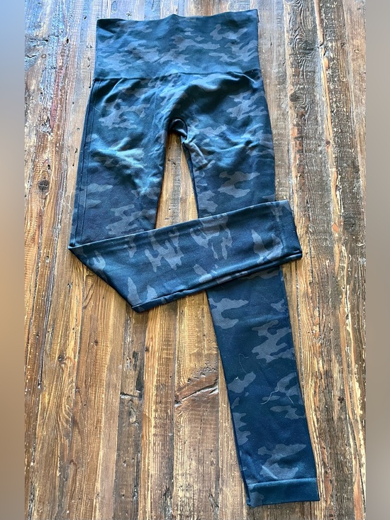 SPANX Pants - SPANX Black Camo Textured High-Rise Leggings Sz M